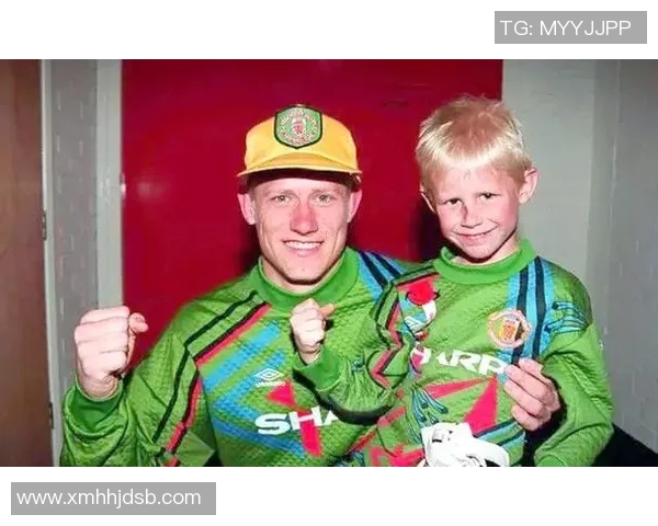 足球明星儿子现场观看比赛视频引发热议展现父子情深与足球魅力